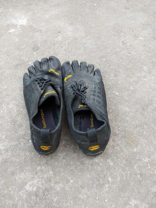 Încălțăminte Minimalistă VIBRAM FiveFingers – Mărime 40 + Șosete incluse