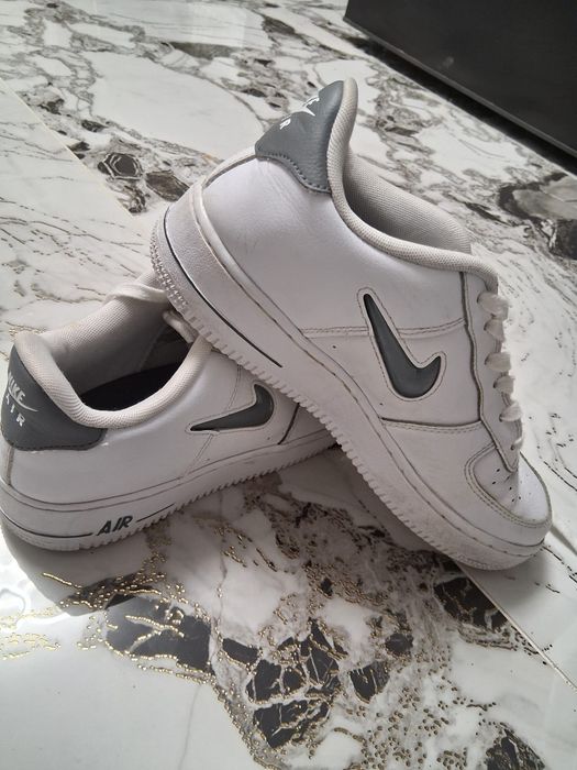 Vând adidasi piele.