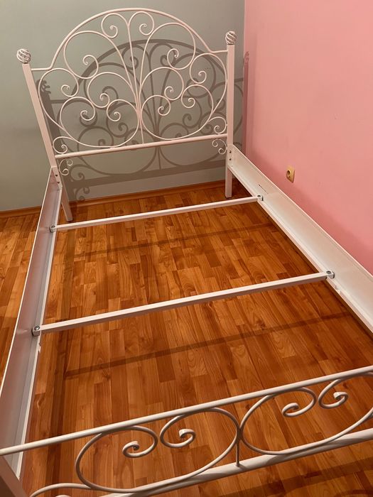 Легло метално бяло