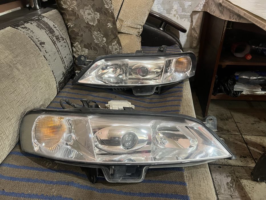 Продам фары оригинал ксенон.