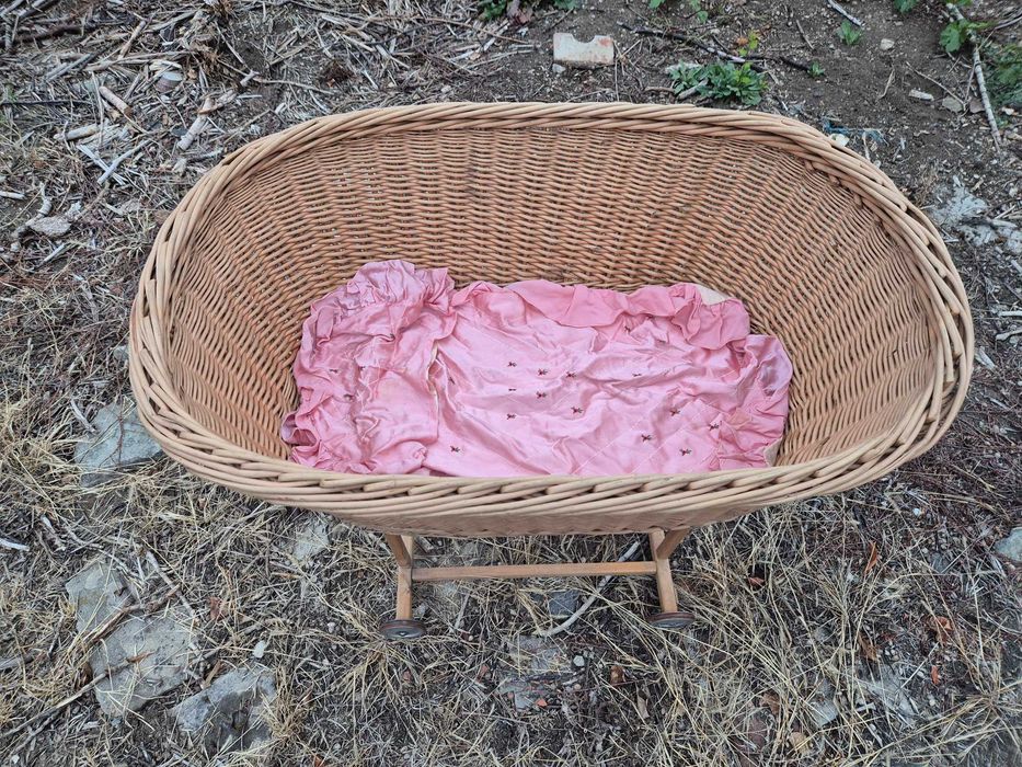 Дървена бебешка кошарка от 1935 г.