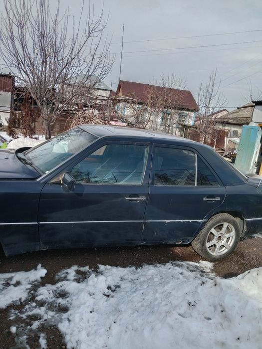 Машина Мерседес 124