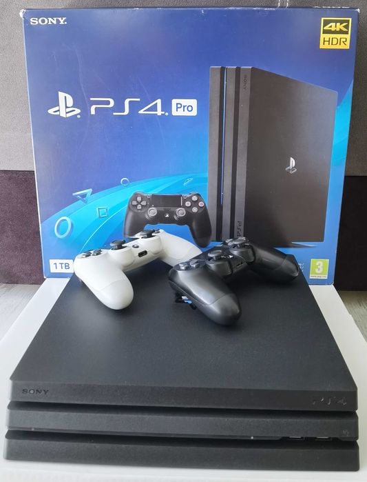 Конзола PS4 Pro с два оригинални джойстика