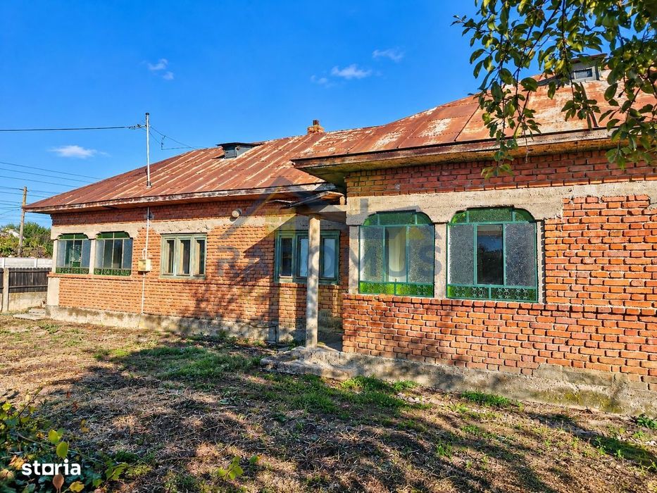 Casă 115 mp S.C. | Teren 980 mp | Apă + curent | Deschidere 19 ml