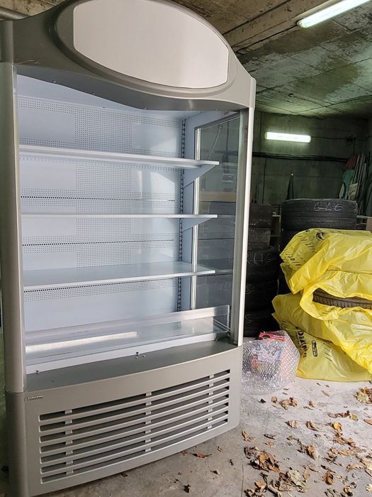 Плюсова отворена  витрина