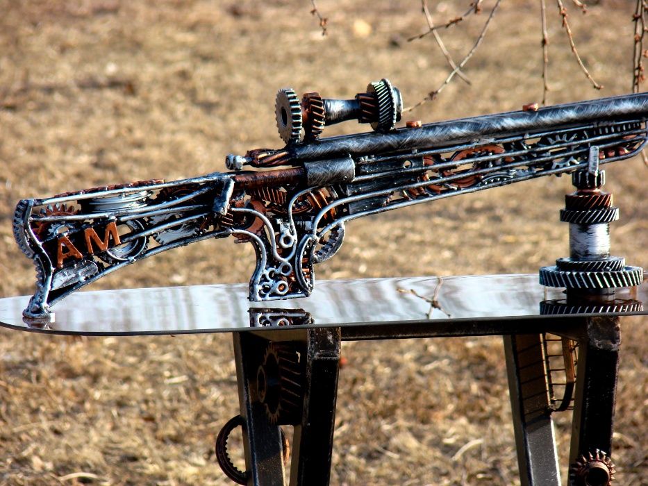 Sculptura fier ARMA DECORATIVA stil industrial,piese reciclate auto