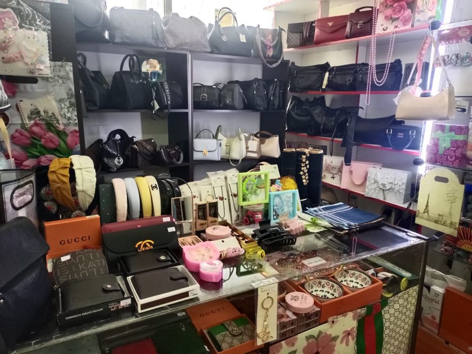 Срочно продам отдел сумок и аксессуаров