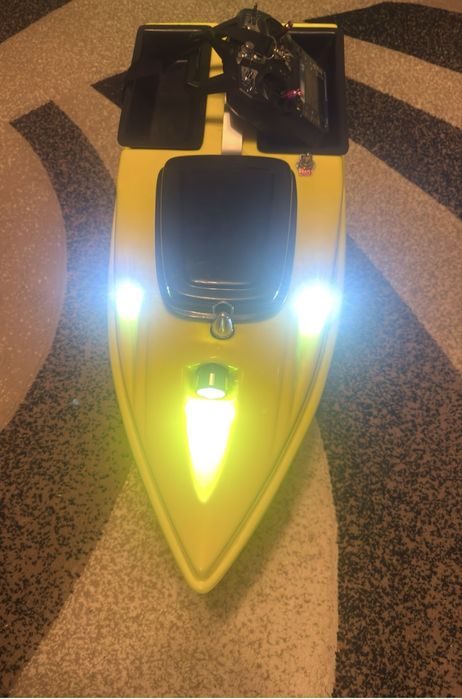 Vand  Navomodel sau barcuta de pescuit cu pilot automat robo