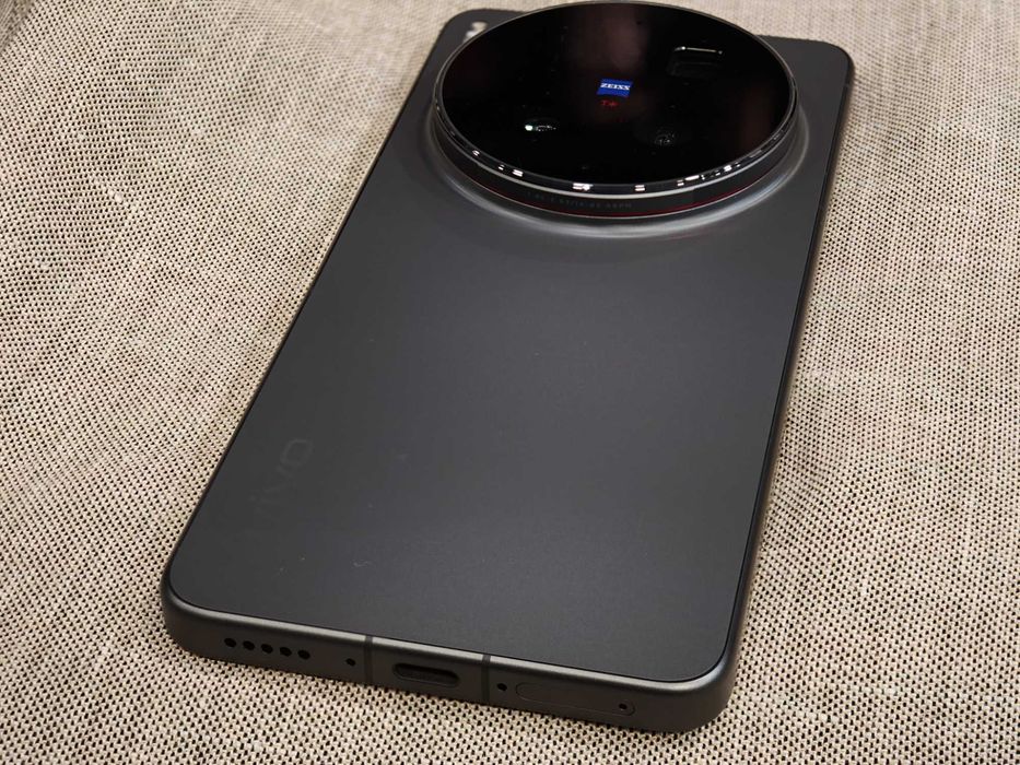Нов Vivo X300 Ultra 12/512 - 6.82"; SD8 Elite Gen5; Zeiss 200mpx; 6600mAh 100w