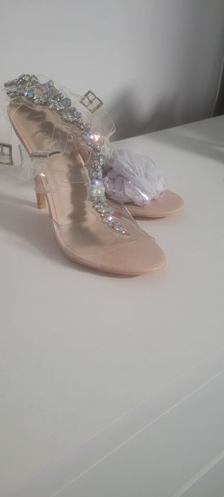 Sandale noi cu barete transparente