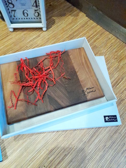 Две емайлирани тенджери, две нови кухненски дьски орех