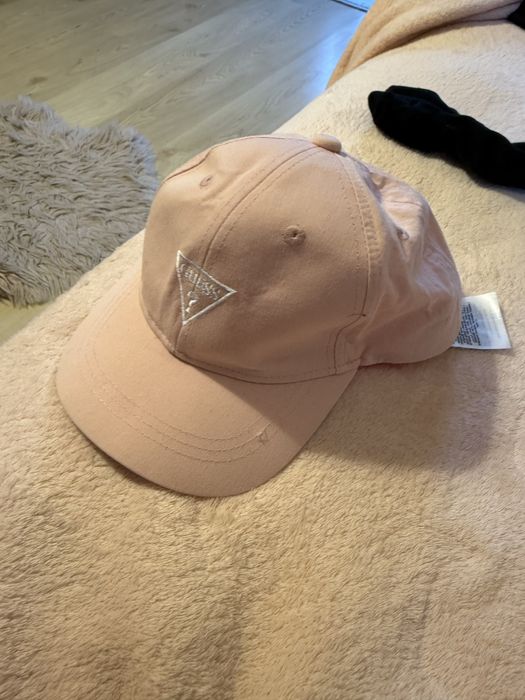Шапка с козирка Guess