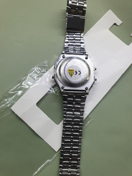 Часы электронные стильные новые