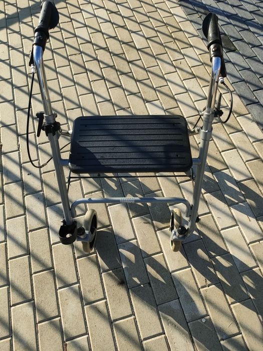 Vând rolator / cadru de mers cu 4 roți, potrivit pentru persoane în vâ
