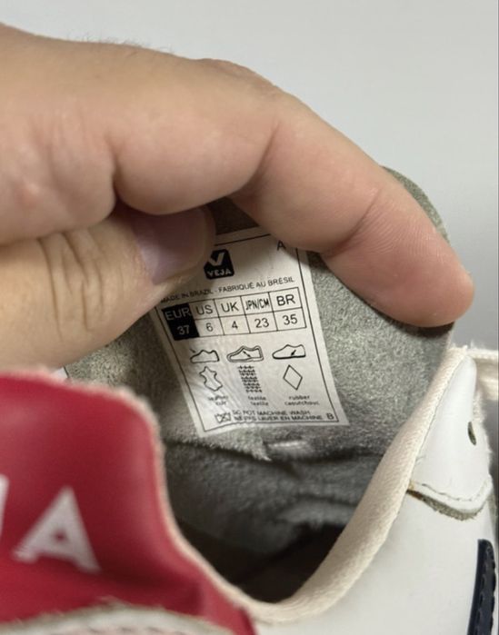 Veja mărime 37.
