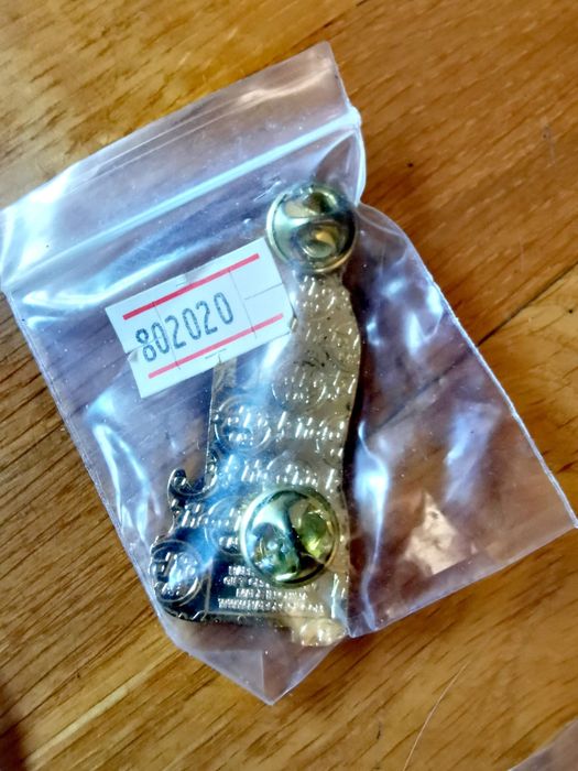 Значки емблеми пинове от HARD ROCK CAFE  чисто нови китарни баджове !