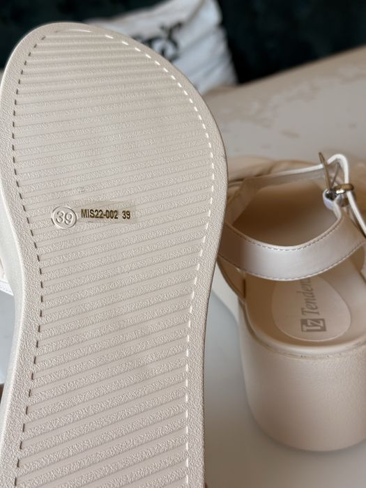 Сникърси Guess като нови
