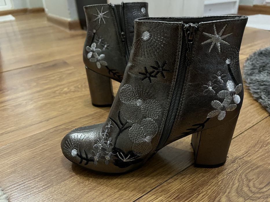 Дамски сиви боти