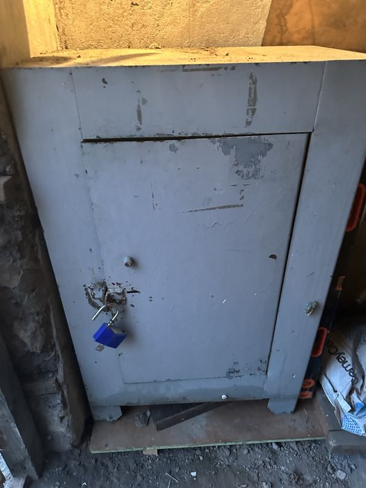 Сейф металлический