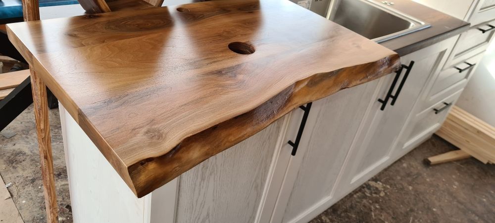 Плотове и мебели за баня от масивно дърво и епоксидна смола