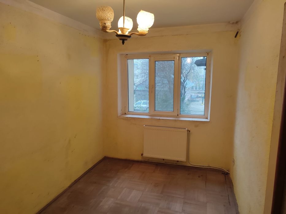 Vând apartament 3 camere în ADJUD
