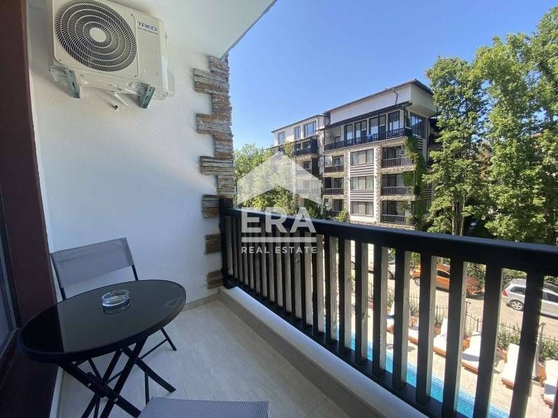 Студио с гледка към басейна в Приморско