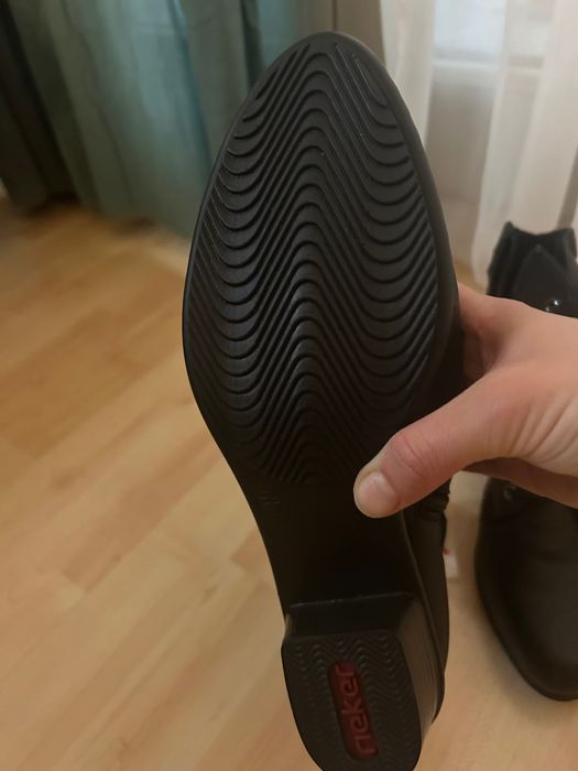 Черни боти на марката Rieker