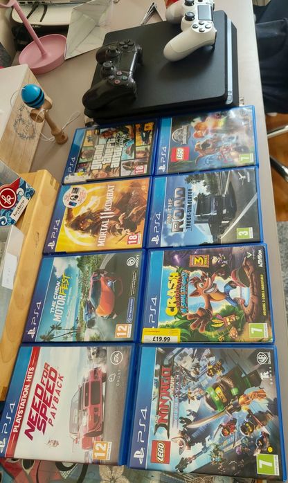 Vând PS4 + 9 jocuri