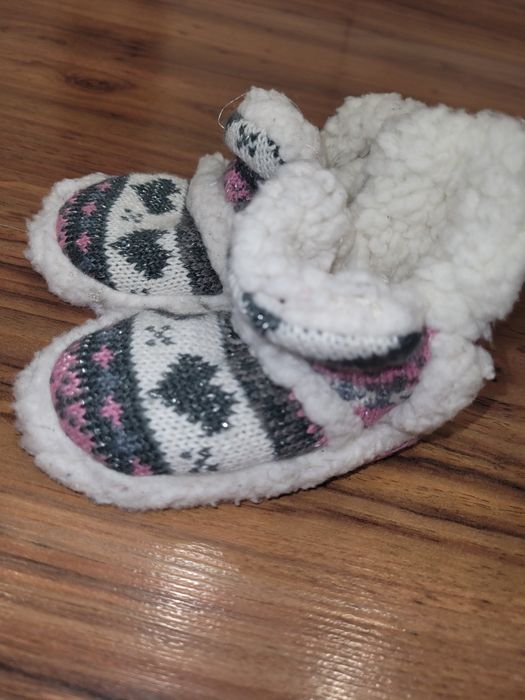 Два чифта нови пантофи за бебе