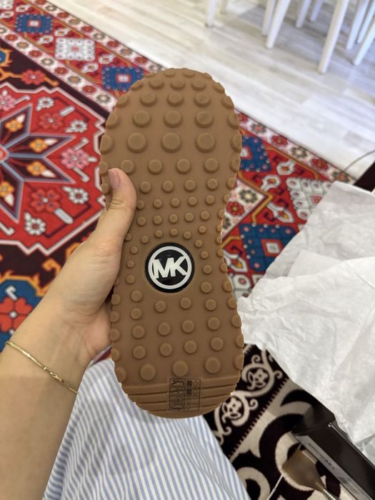 Продам кроссовки Michael Kors новые