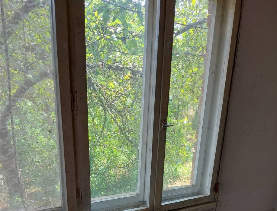 Двуетажна къща с 3500 кв. м. земя