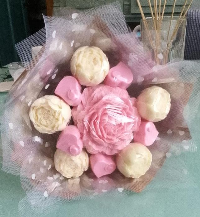 Сладкие букеты из шоколада