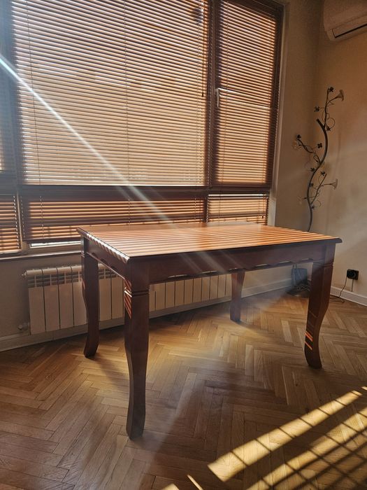 Класическо обзавеждане за хол от масивно дърво 
Опи