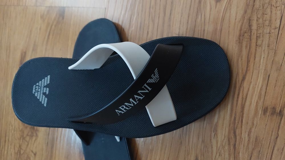 Сланцы от Armani .