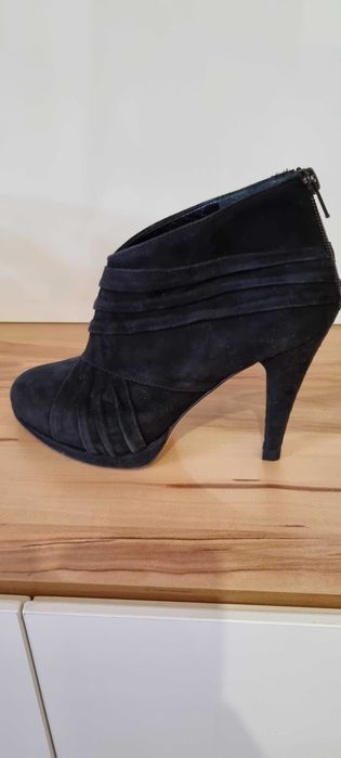 Ботуши  естествена мека кожа.Нови. С цип .
37 рр. Ток 4см. Удобни