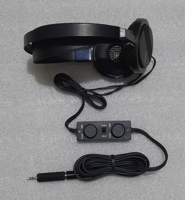 Căști audio vintage Universum, cu
telecomandă pe fir