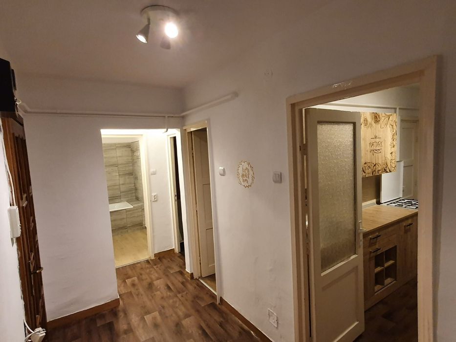 Închiriez apartament 3 camere, lângă Kaufland Carei