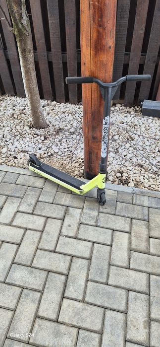 2 Trotinete si 1 skatebord de vânzare