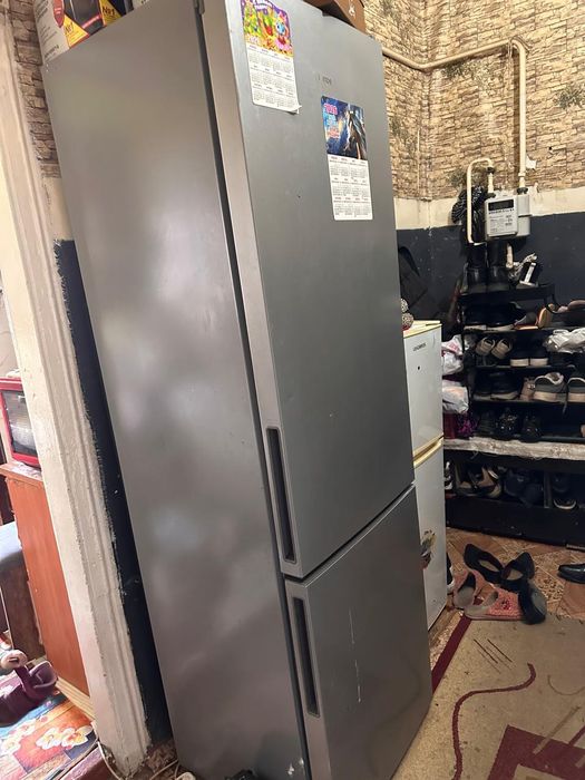 Продам холодильник в отличном состоянии название Индезит все работает