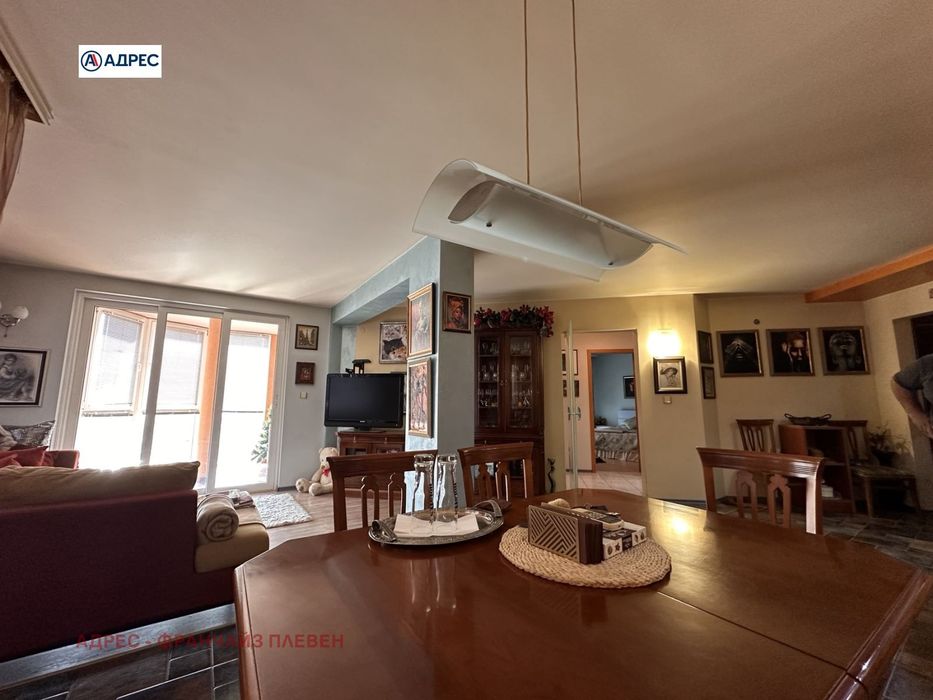 Продава се Тристаен апартамент в Плевен, Идеален център - 110 кв.м за 1637 €/кв.м - Снимка #3