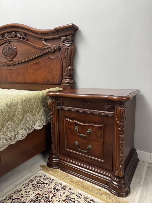 Кровать и две тумбочки