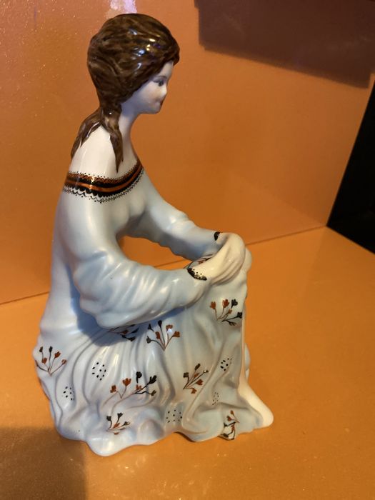 Statueta decorativa din portelan- Doamna eleganta in rochie albastra