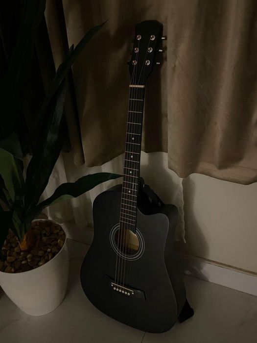 Акустическая гитара с полной комплектацией