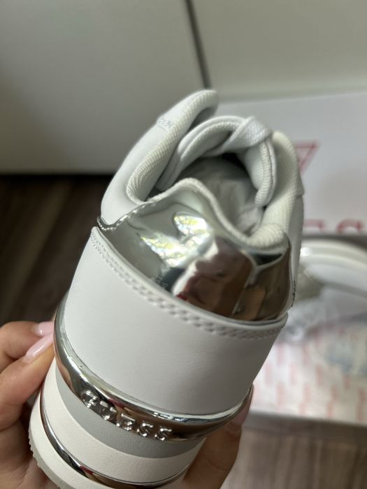 Vand adidasi Guess originali