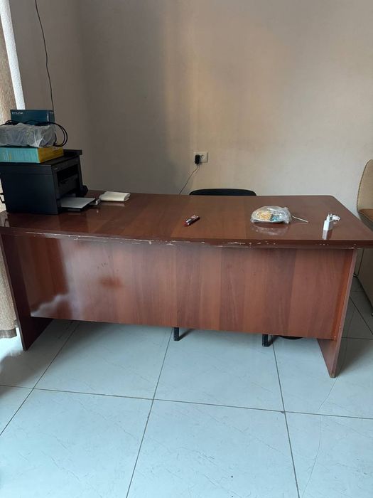 Шкаф, стол, стулья, офисный стол.