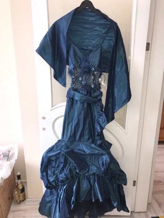 Официални рокли.