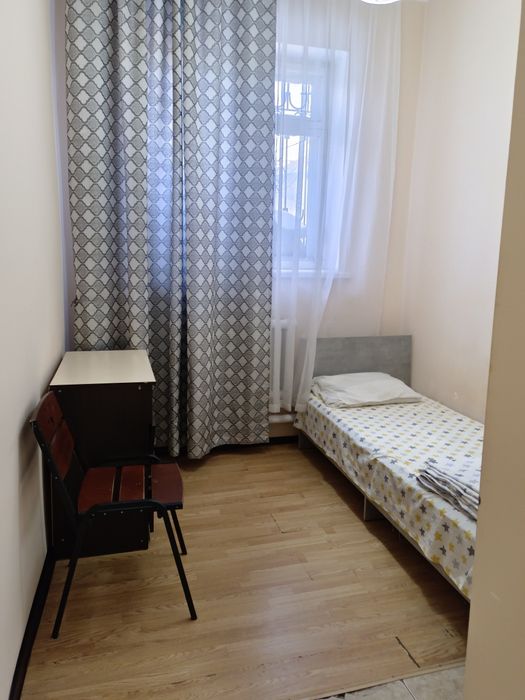 Гостиница на правом в центре