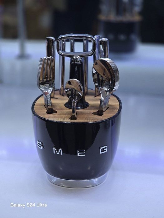столовых приборов Smeg Style в держателе
