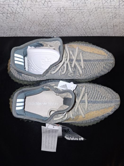Yeezy Isafril noi cu etichetă