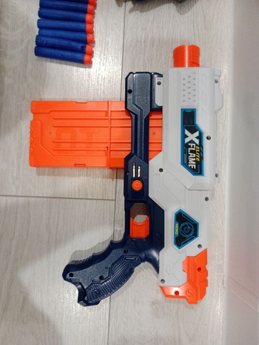 Пистолет и автомат игрушечный